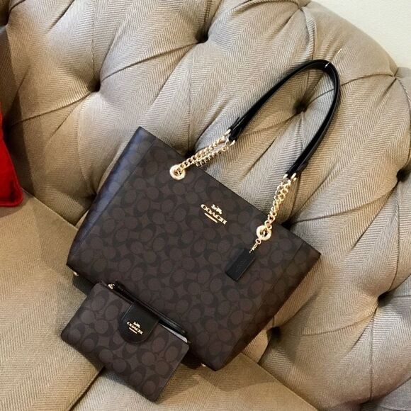 COACH SIGNATURE SHOULDER BAG AND TECH ASSIST WALLET SET - Picture 4 of 6